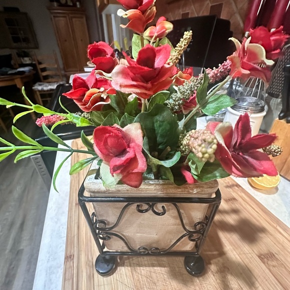 Handcrafted ceramic cart with metal carriage with florals - Picture 3 of 8